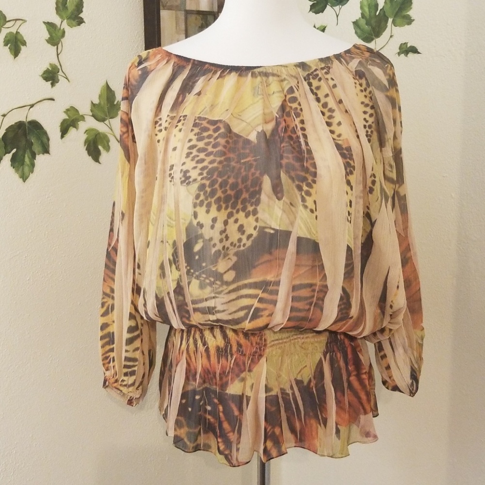 Beautiful butterfly print 3/4 sleeve top